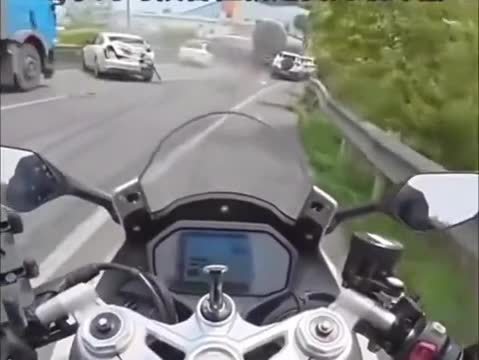 突發(fā) 貨車避讓油罐車，背后的原因讓人深思